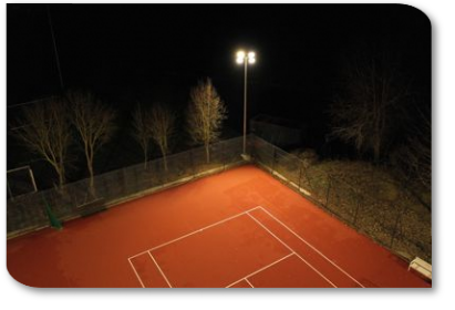 Tennisflutlicht Tennisspielen unter flutlicht