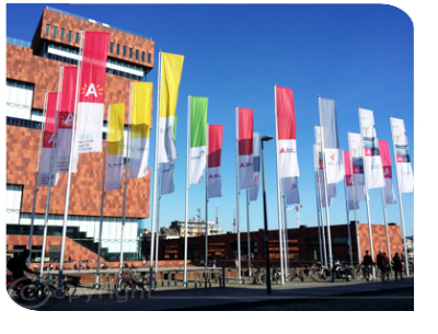 Fahnenmaste mit Ausleger