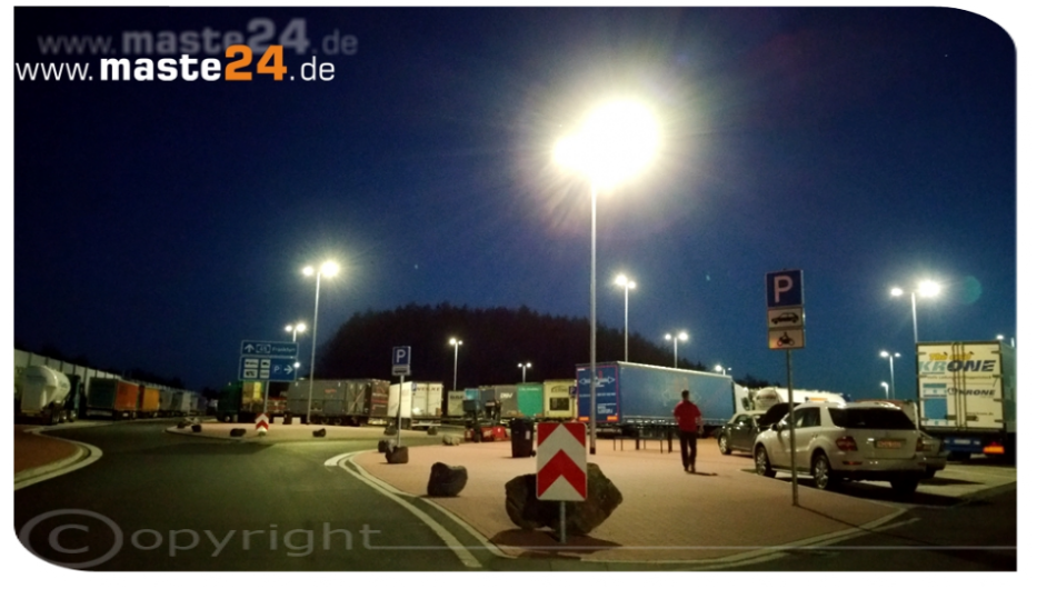 Edelstahl-Fahnenmast mit außenliegendem Seil