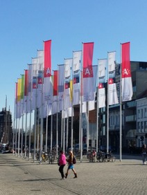 Individuelle Werbefahnen für Ausleger-Fahnenmast im Hochformat