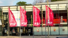 Individuelle Werbefahnen im Hochformat (ohne Auslegerhohlsaum)