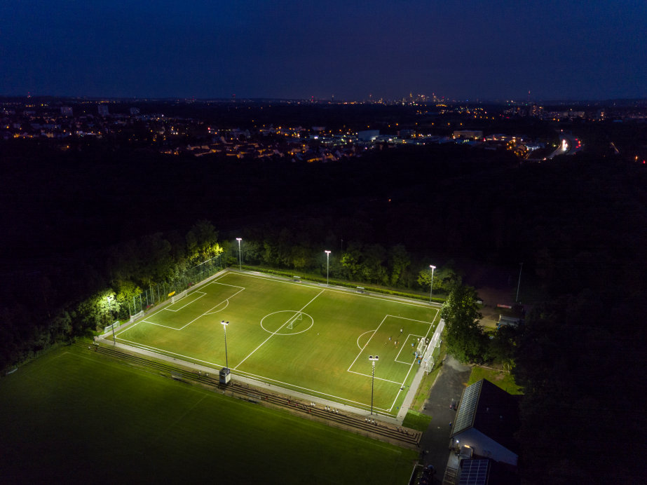 LED-Flutlicht auf dem Fussballplatz